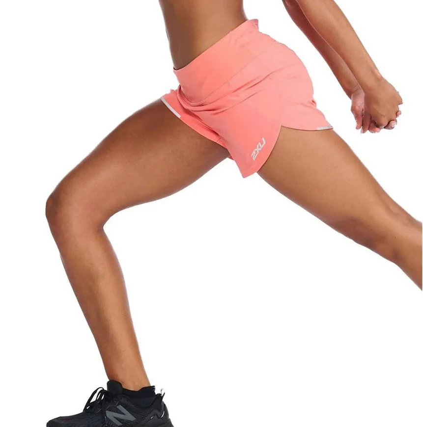 2XU Aero 4inch Shorts, Damen, Hyper Coral/White Reflective - Image 2