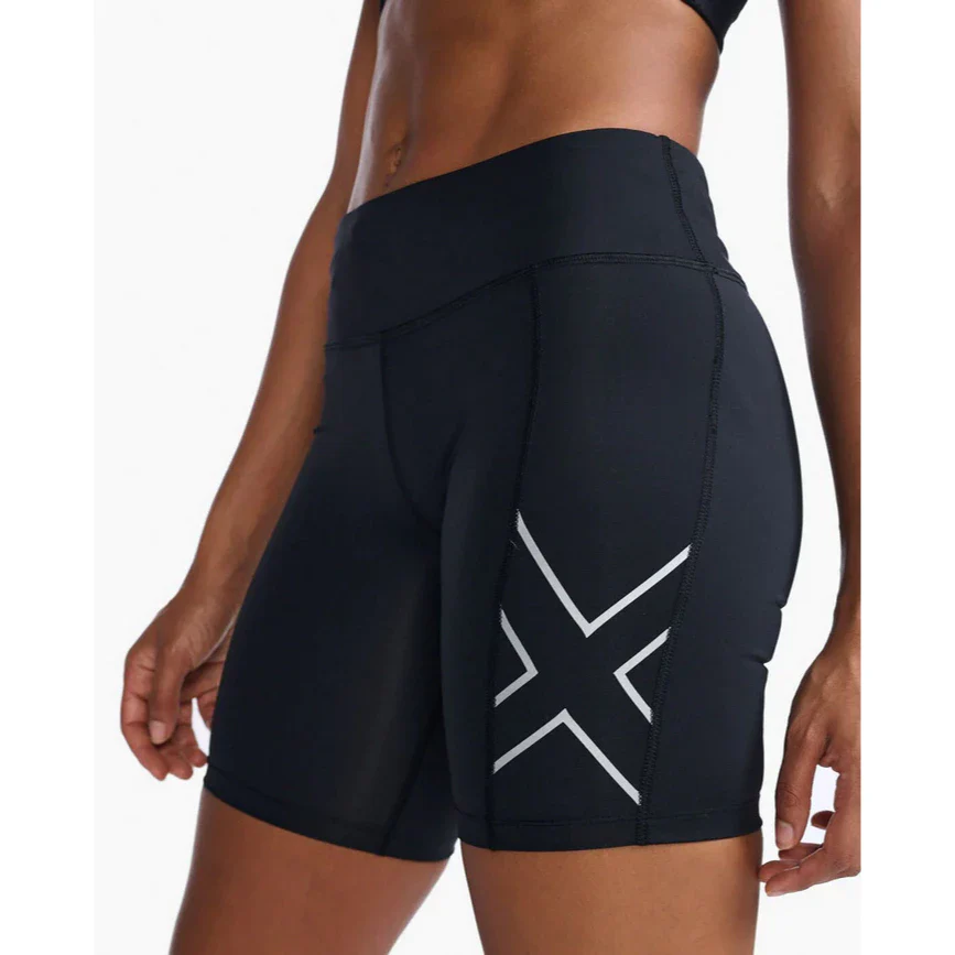 2XU Aero Mid-Rise Compression 6 Inch Short, Damen, Black/Silver Reflective - Image 2