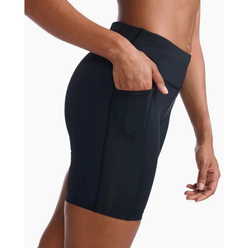 2XU Aero Mid-Rise Compression 6 Inch Short, Damen, Black/Silver Reflective - Image 3