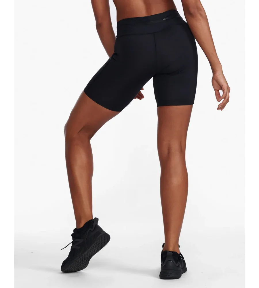 2XU Aero Mid-Rise Compression 6 Inch Short, Damen, Black/Silver Reflective - Image 4