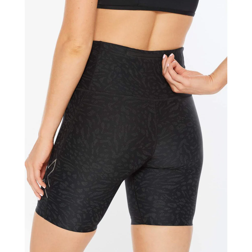 2XU Aero Reflect Hi-Rise Compression Shorts, Damen, Instinct Reflect/Silver Reflective - Image 2
