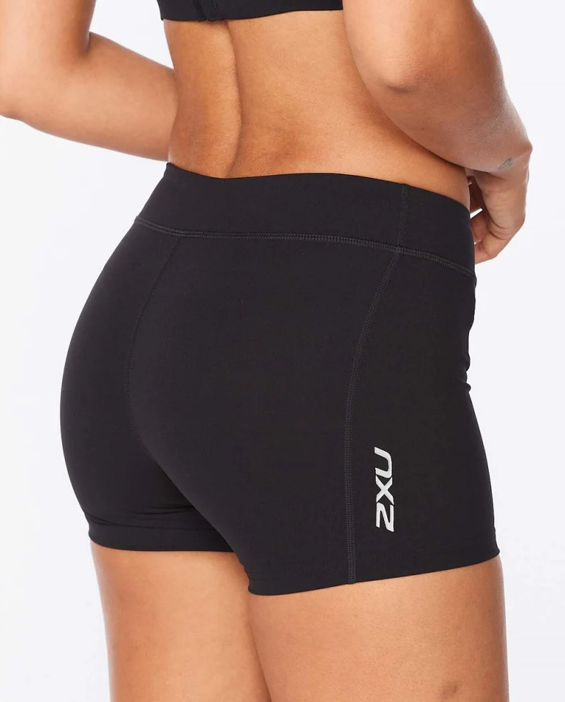 2XU Fitness Compression 4 Inch Short, Damen, Black/Silver - Image 2