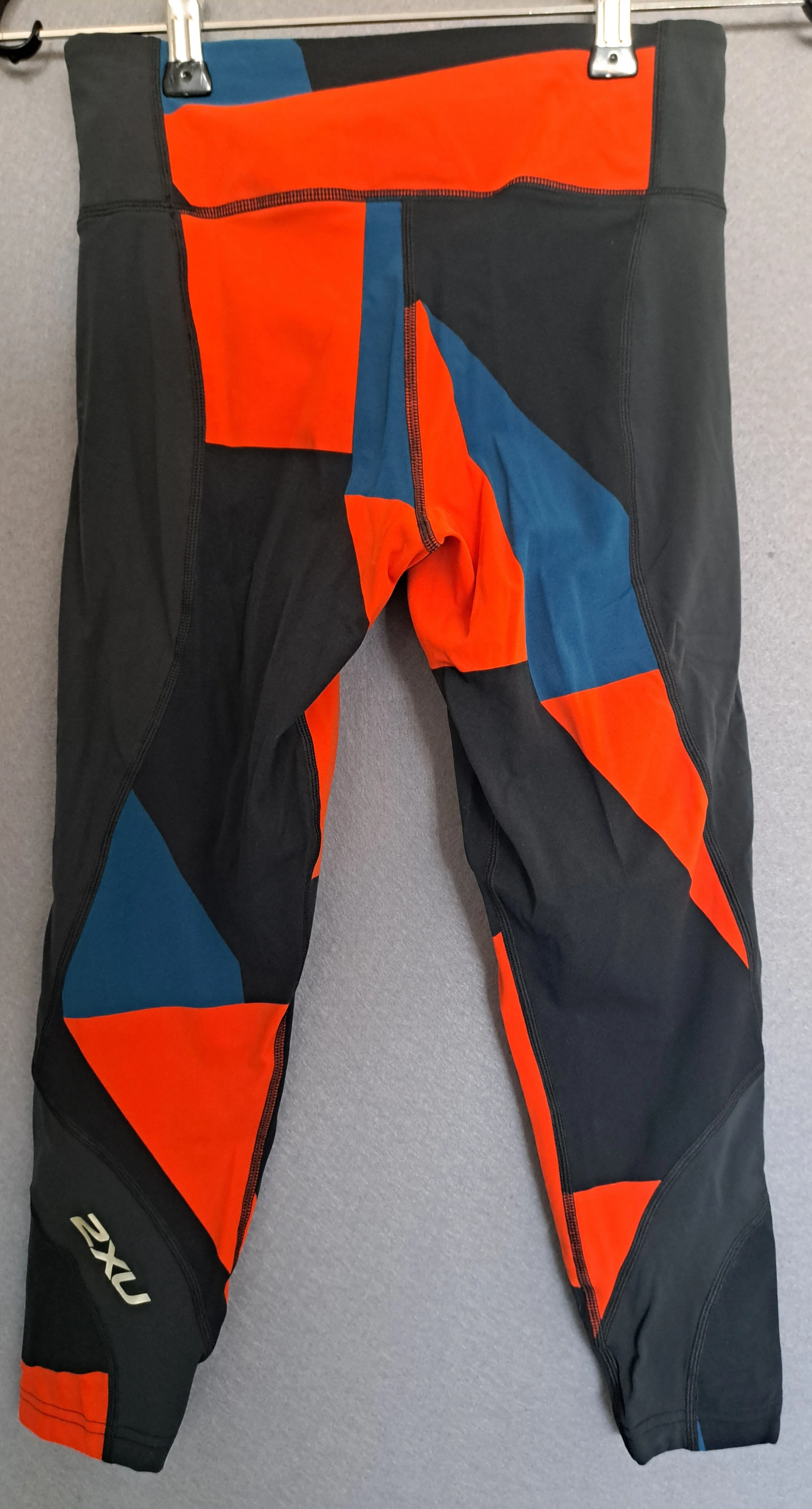 2XU Fitness Compression 7/8 Tights, Damen, Dark Charocal/Tomato Jagged Block - Image 2