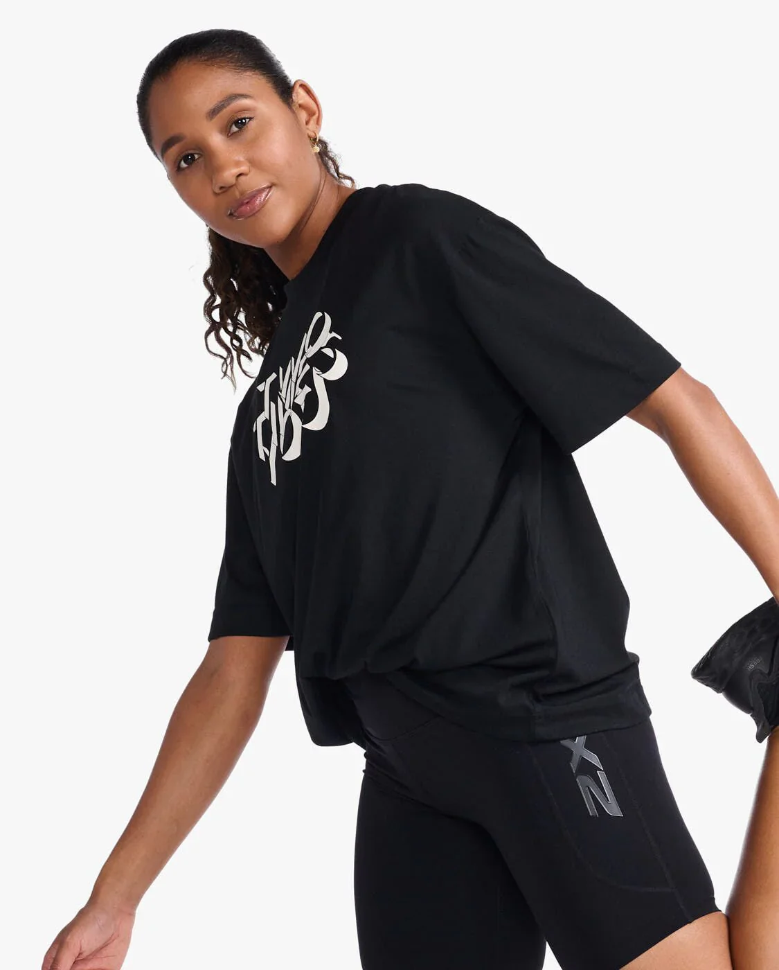 2XU Form Boyfriend Tee, Damen, Black/Two Times You - Image 2