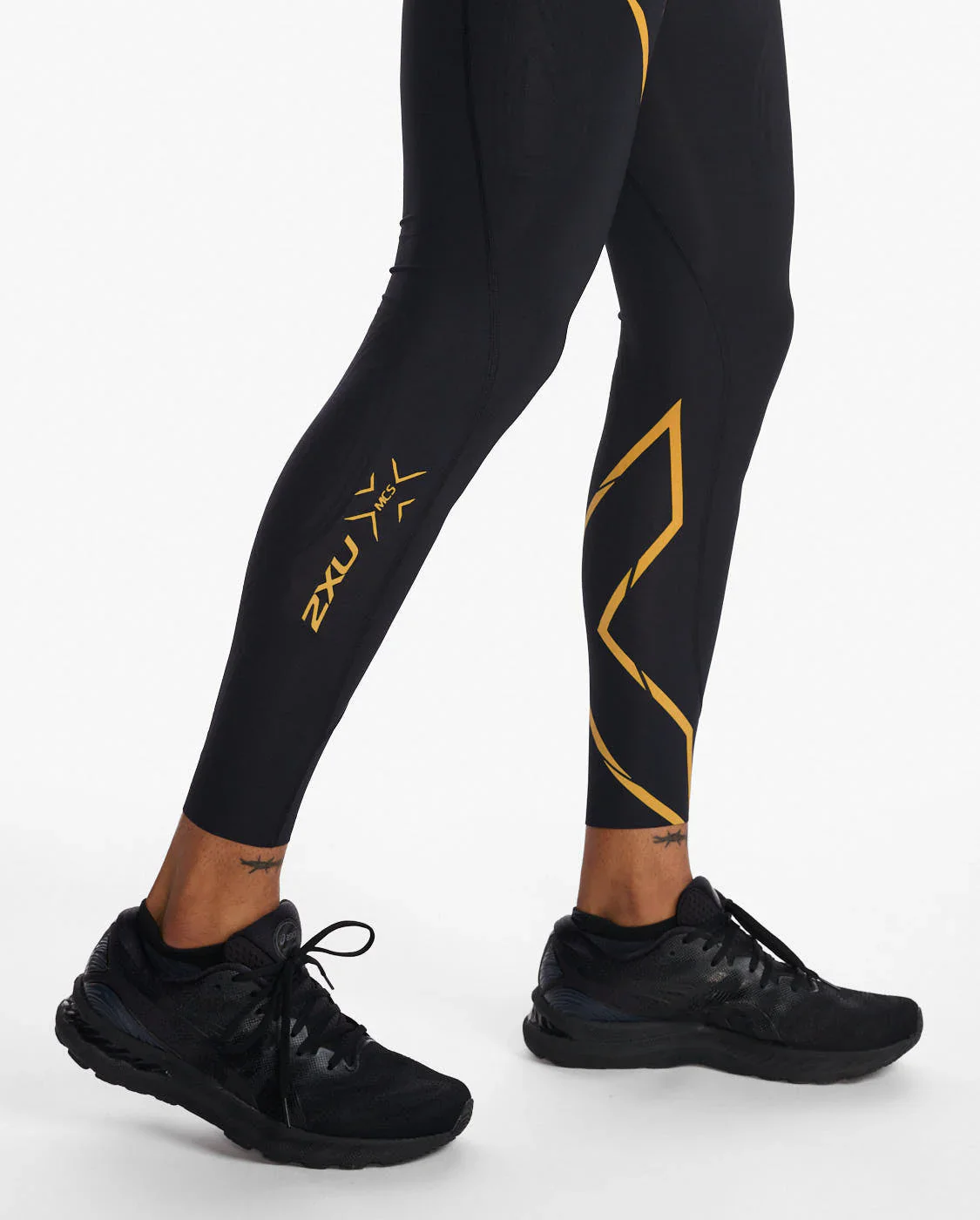 2XU Light Speed MCS Run Compression Tights, Herren, Laufhose, Black/Turmeric Reflective - Image 3
