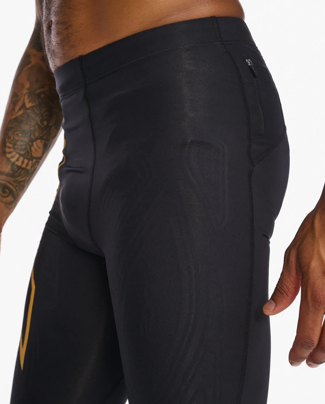 2XU Light Speed MCS Run Compression Tights, Herren, Laufhose, Black/Turmeric Reflective - Image 4