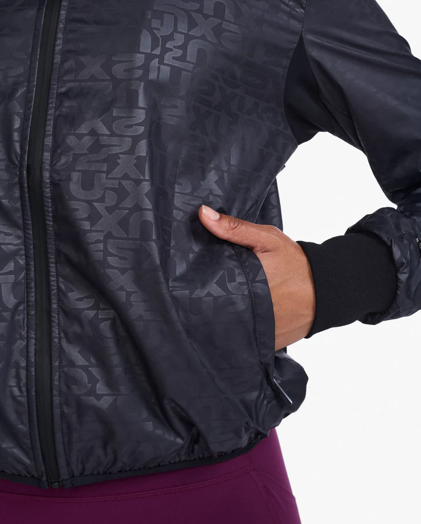 2XU Motion Bomber, Damen, Embossed Monogram/White - Image 3