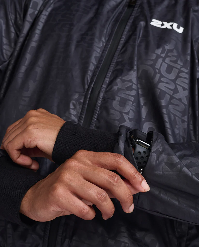 2XU Motion Bomber, Damen, Embossed Monogram/White - Image 4