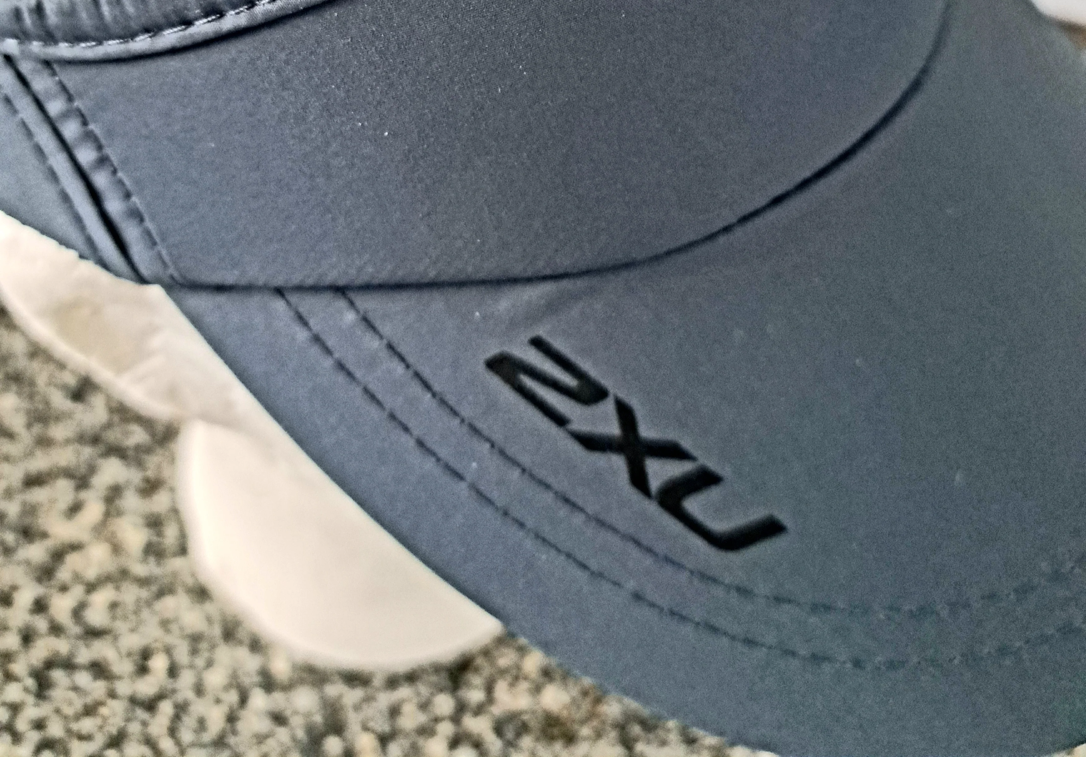 2XU Unisex Run Visor Turbulence/Black - Image 2