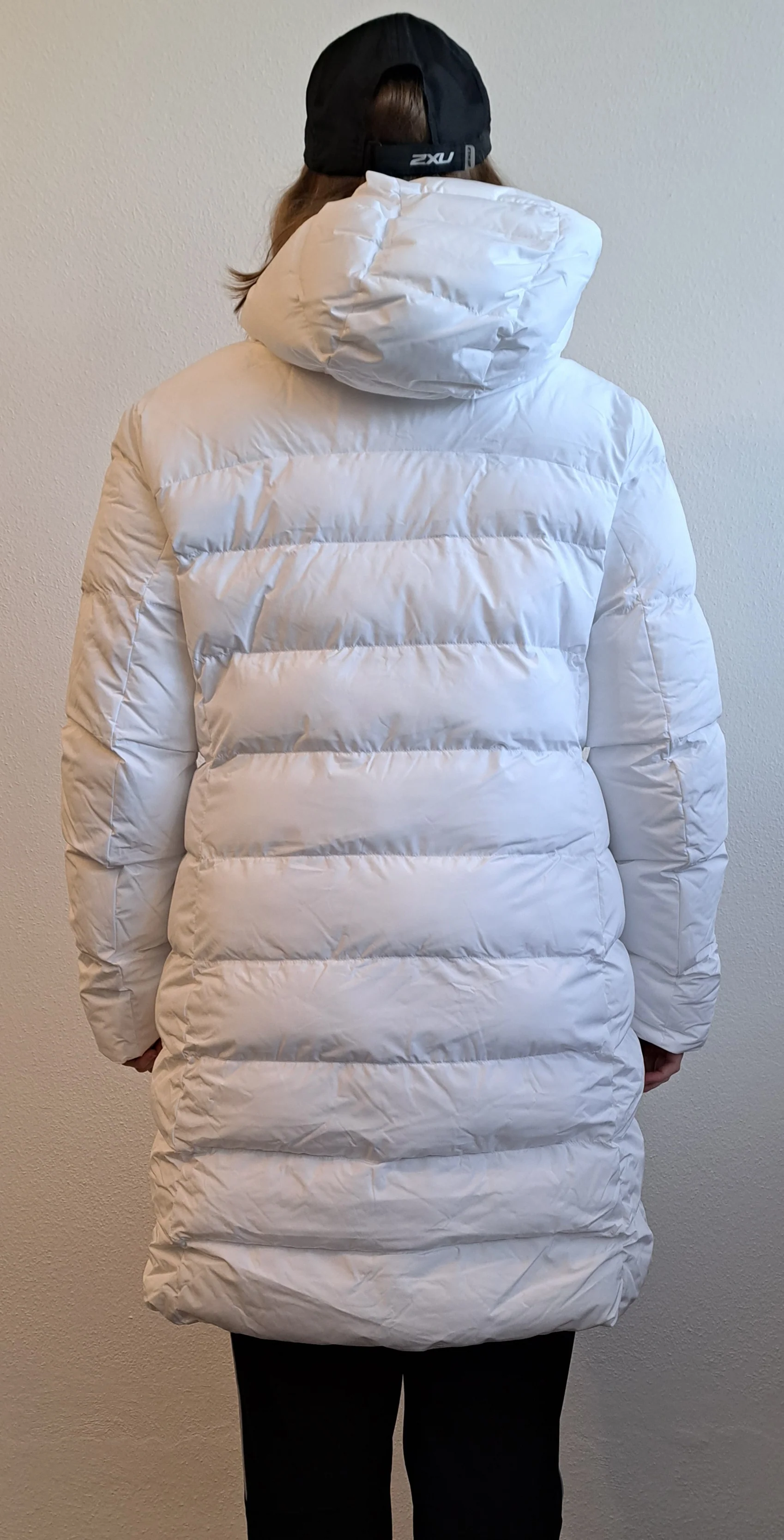 2XU Utility Insulation Longline Jacket, Damen, White/Black - Image 2